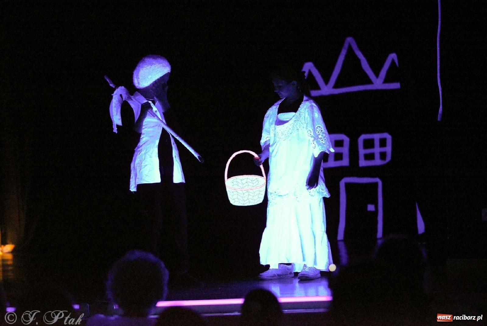 Zdjęcie w galerii na portalu naszraciborz.pl: Magiczny wieczór teatralnych premier w MDK-u wiadomości z regionu