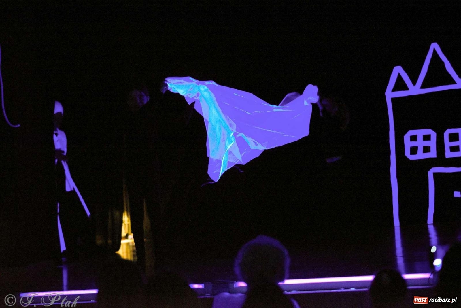 Zdjęcie w galerii na portalu naszraciborz.pl: Magiczny wieczór teatralnych premier w MDK-u wiadomości z regionu