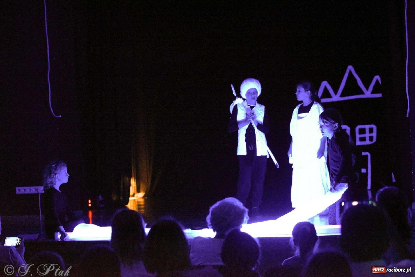 Zdjęcie w galerii na portalu naszraciborz.pl: Magiczny wieczór teatralnych premier w MDK-u wiadomości z regionu