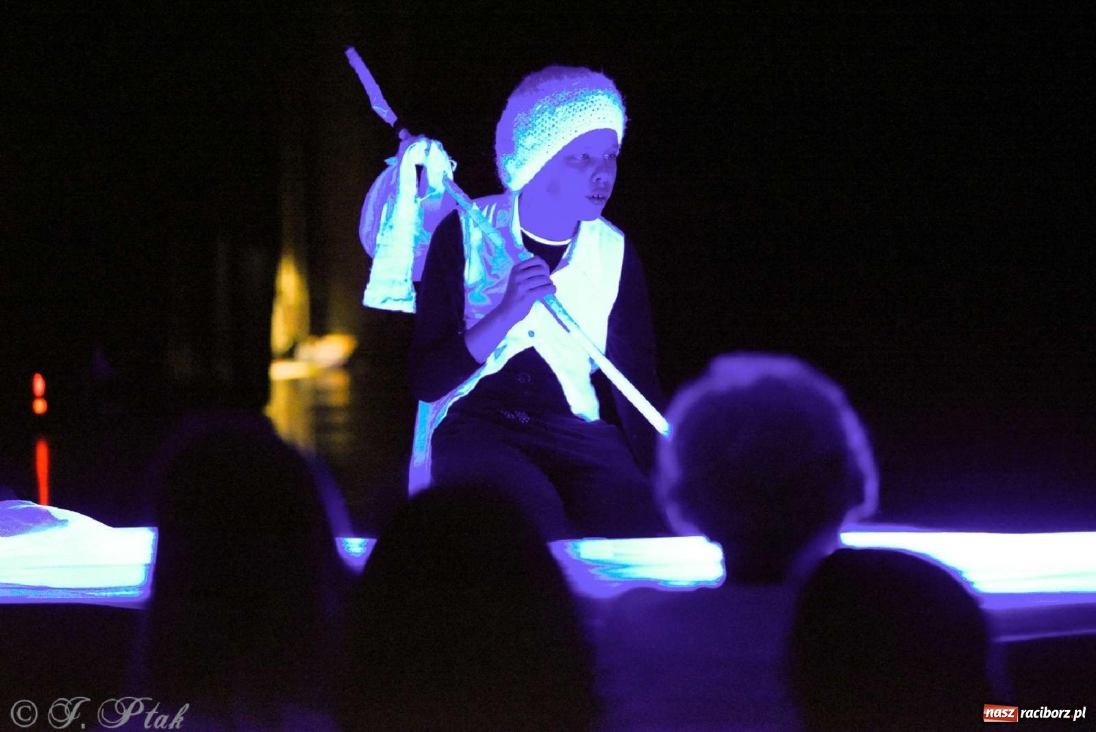 Zdjęcie w galerii na portalu naszraciborz.pl: Magiczny wieczór teatralnych premier w MDK-u wiadomości z regionu