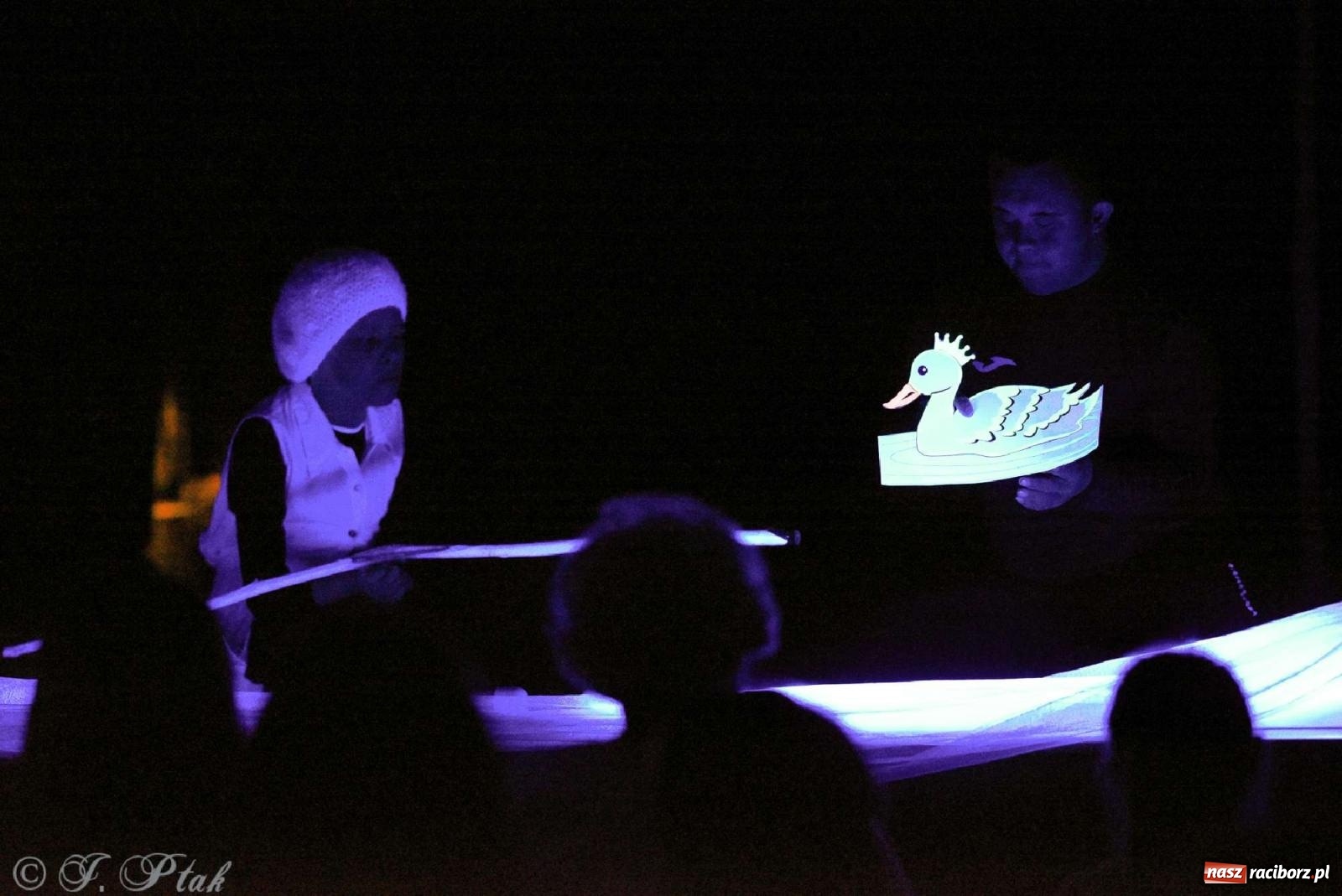 Zdjęcie w galerii na portalu naszraciborz.pl: Magiczny wieczór teatralnych premier w MDK-u wiadomości z regionu