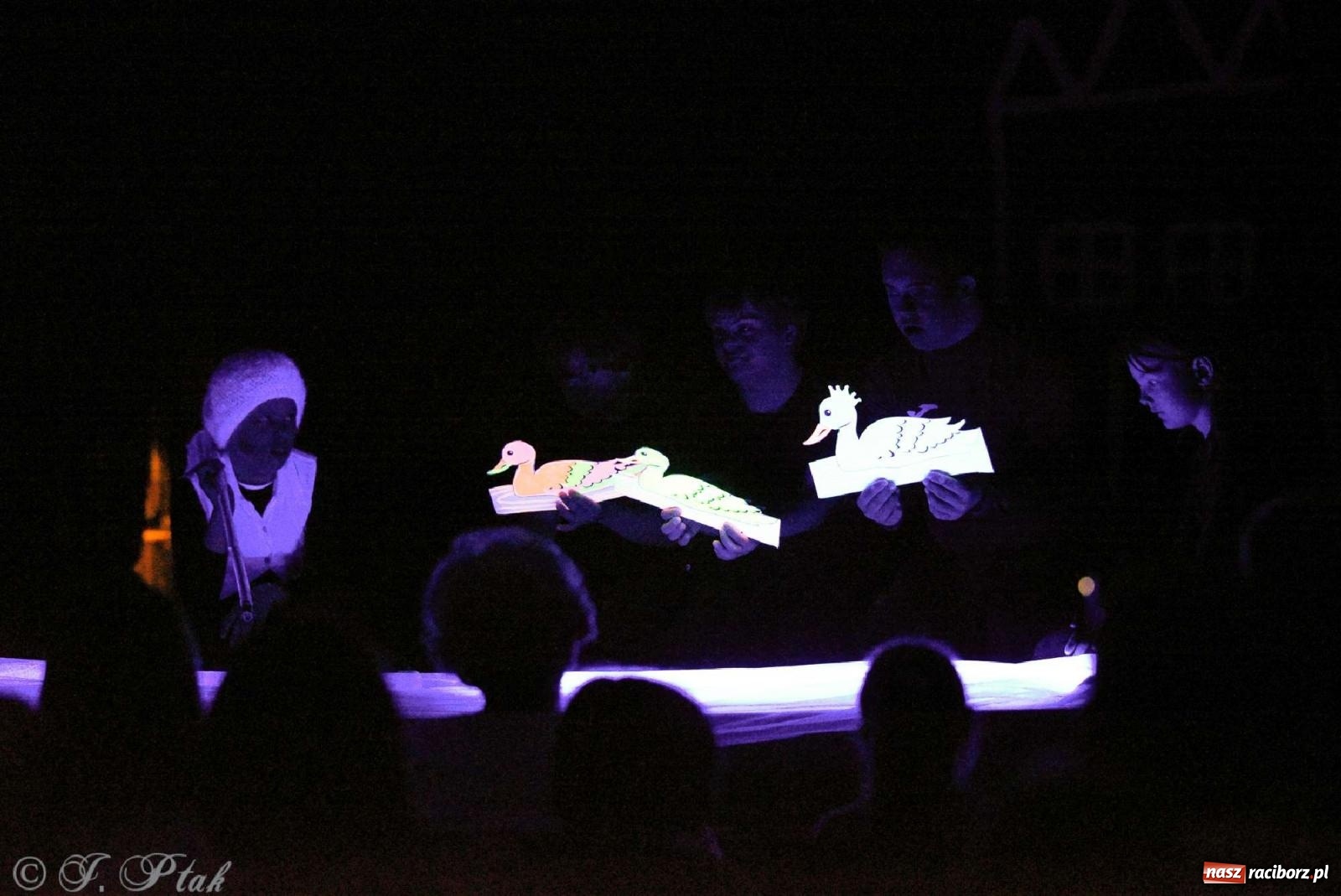 Zdjęcie w galerii na portalu naszraciborz.pl: Magiczny wieczór teatralnych premier w MDK-u wiadomości z regionu