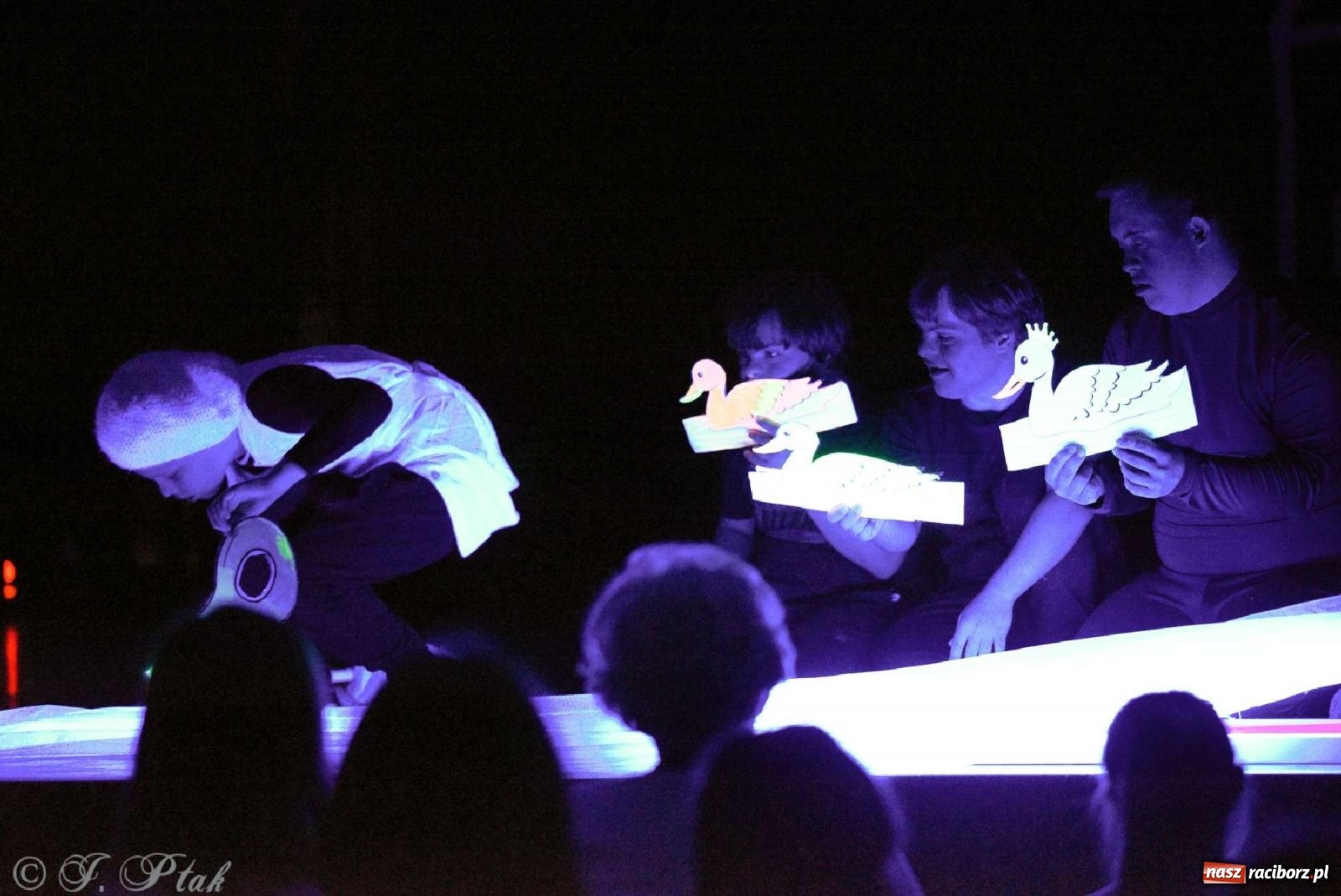 Zdjęcie w galerii na portalu naszraciborz.pl: Magiczny wieczór teatralnych premier w MDK-u wiadomości z regionu