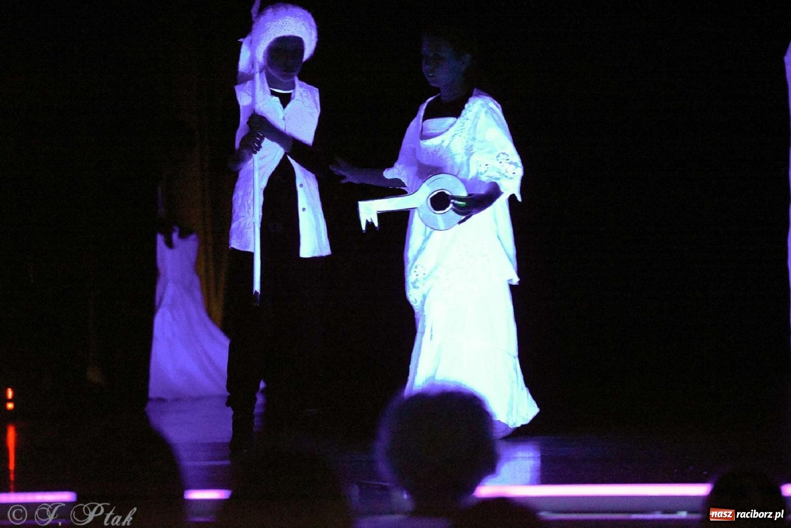 Zdjęcie w galerii na portalu naszraciborz.pl: Magiczny wieczór teatralnych premier w MDK-u wiadomości z regionu