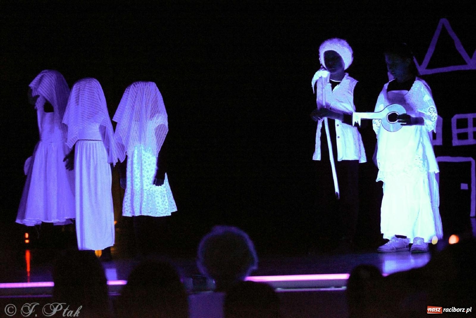 Zdjęcie w galerii na portalu naszraciborz.pl: Magiczny wieczór teatralnych premier w MDK-u wiadomości z regionu