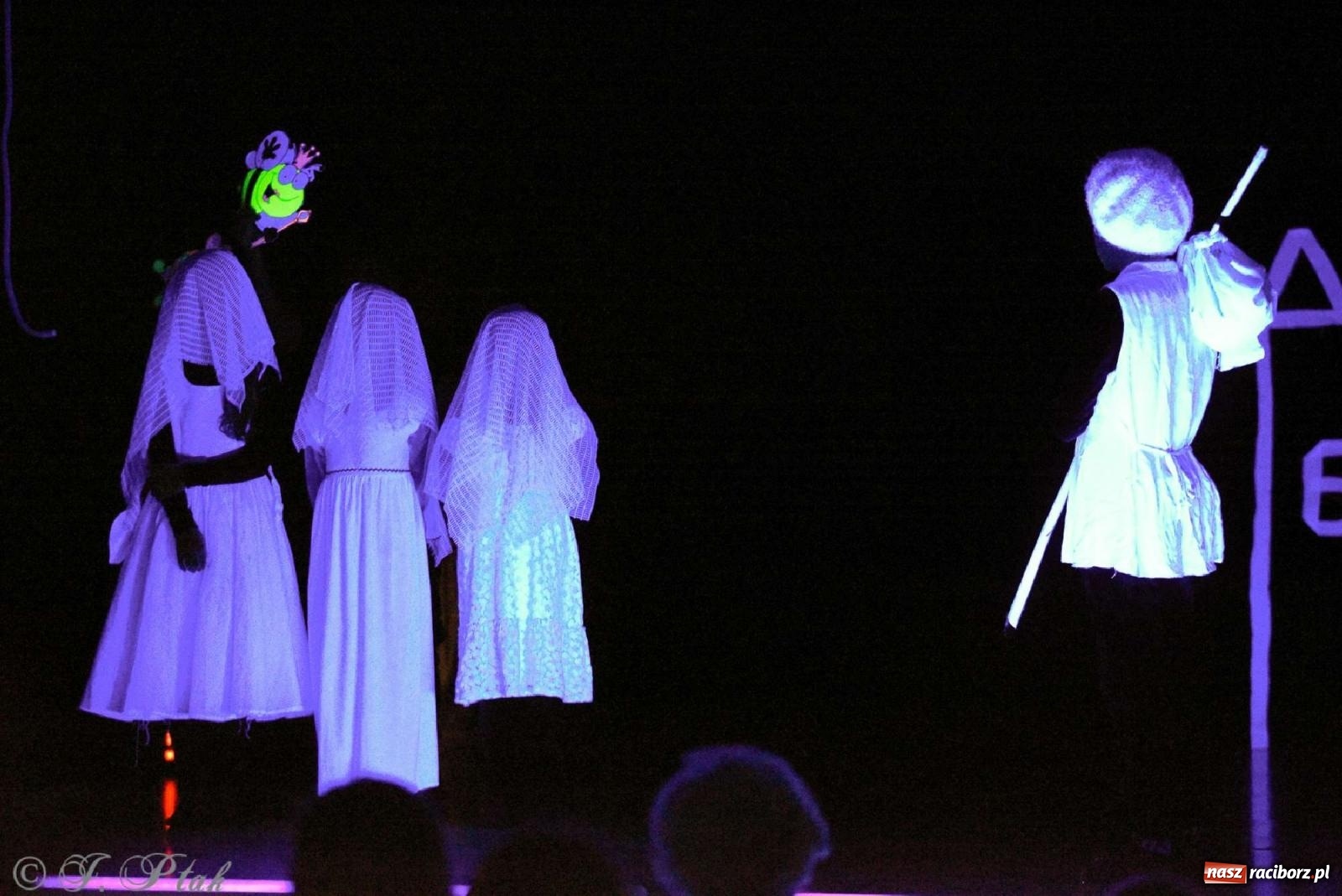 Zdjęcie w galerii na portalu naszraciborz.pl: Magiczny wieczór teatralnych premier w MDK-u wiadomości z regionu