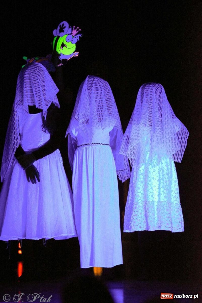 Zdjęcie w galerii na portalu naszraciborz.pl: Magiczny wieczór teatralnych premier w MDK-u wiadomości z regionu