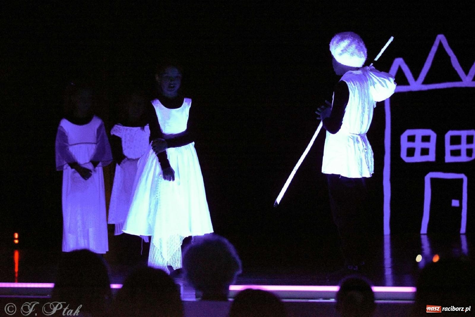 Zdjęcie w galerii na portalu naszraciborz.pl: Magiczny wieczór teatralnych premier w MDK-u wiadomości z regionu