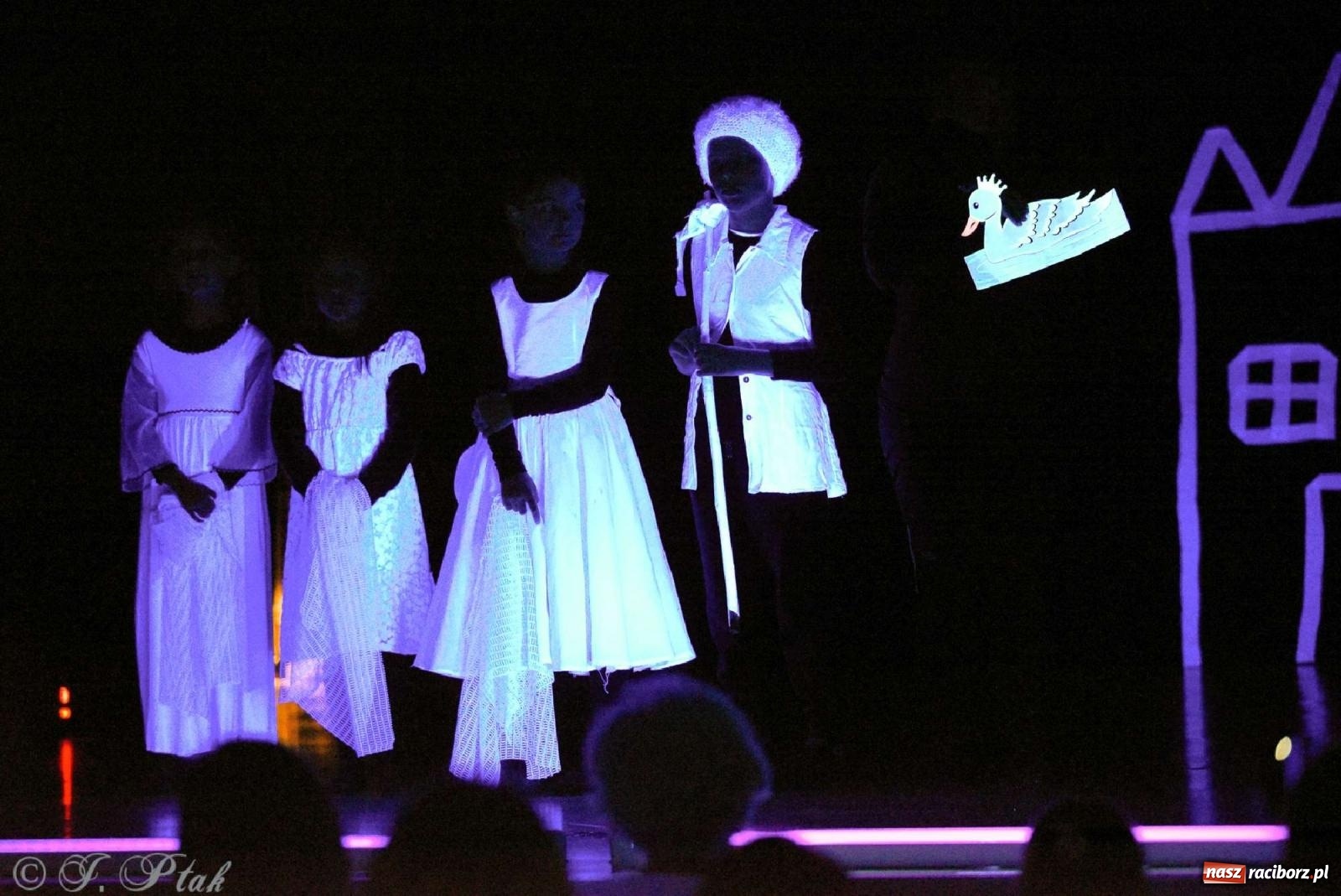 Zdjęcie w galerii na portalu naszraciborz.pl: Magiczny wieczór teatralnych premier w MDK-u wiadomości z regionu