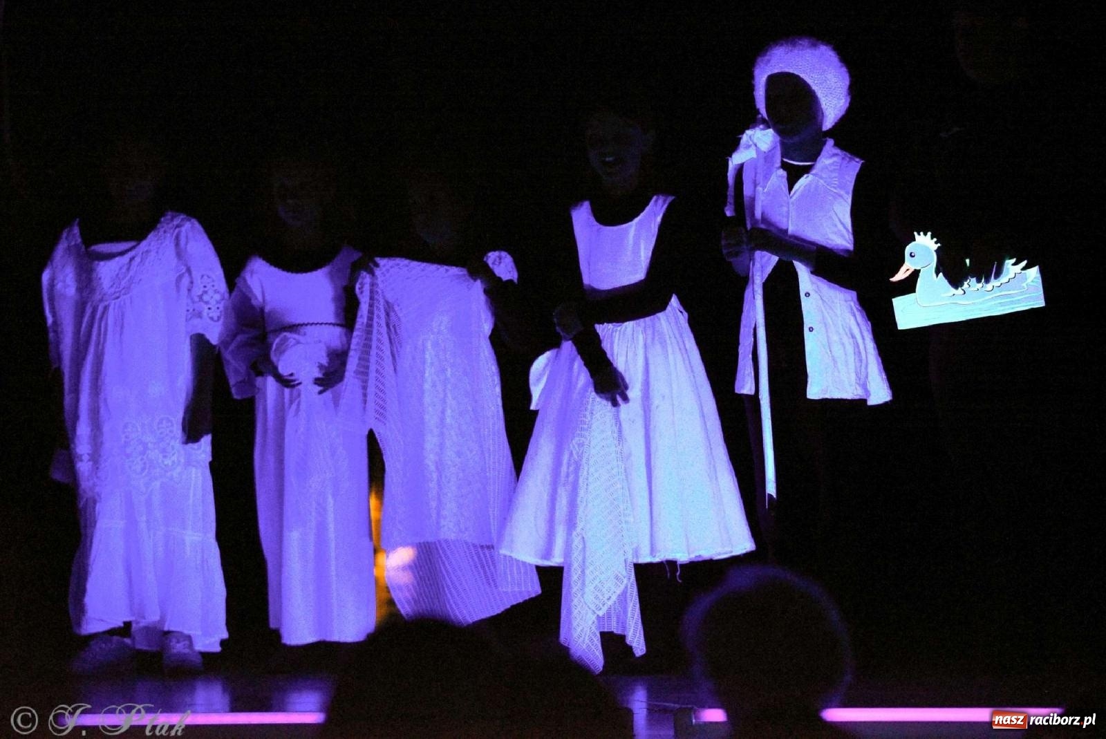 Zdjęcie w galerii na portalu naszraciborz.pl: Magiczny wieczór teatralnych premier w MDK-u wiadomości z regionu