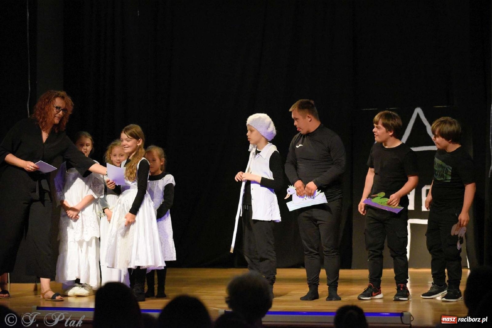 Zdjęcie w galerii na portalu naszraciborz.pl: Magiczny wieczór teatralnych premier w MDK-u wiadomości z regionu