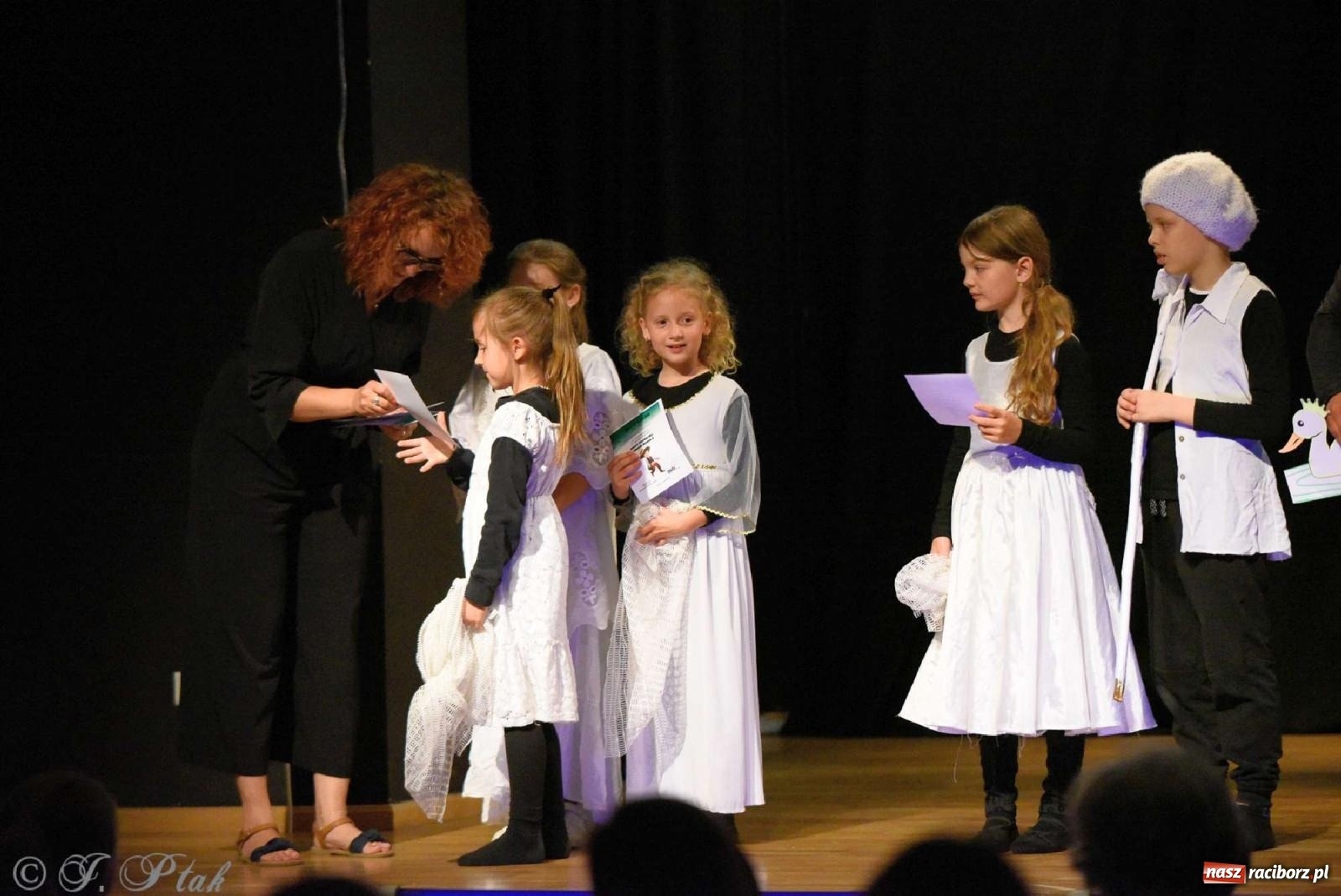 Zdjęcie w galerii na portalu naszraciborz.pl: Magiczny wieczór teatralnych premier w MDK-u wiadomości z regionu