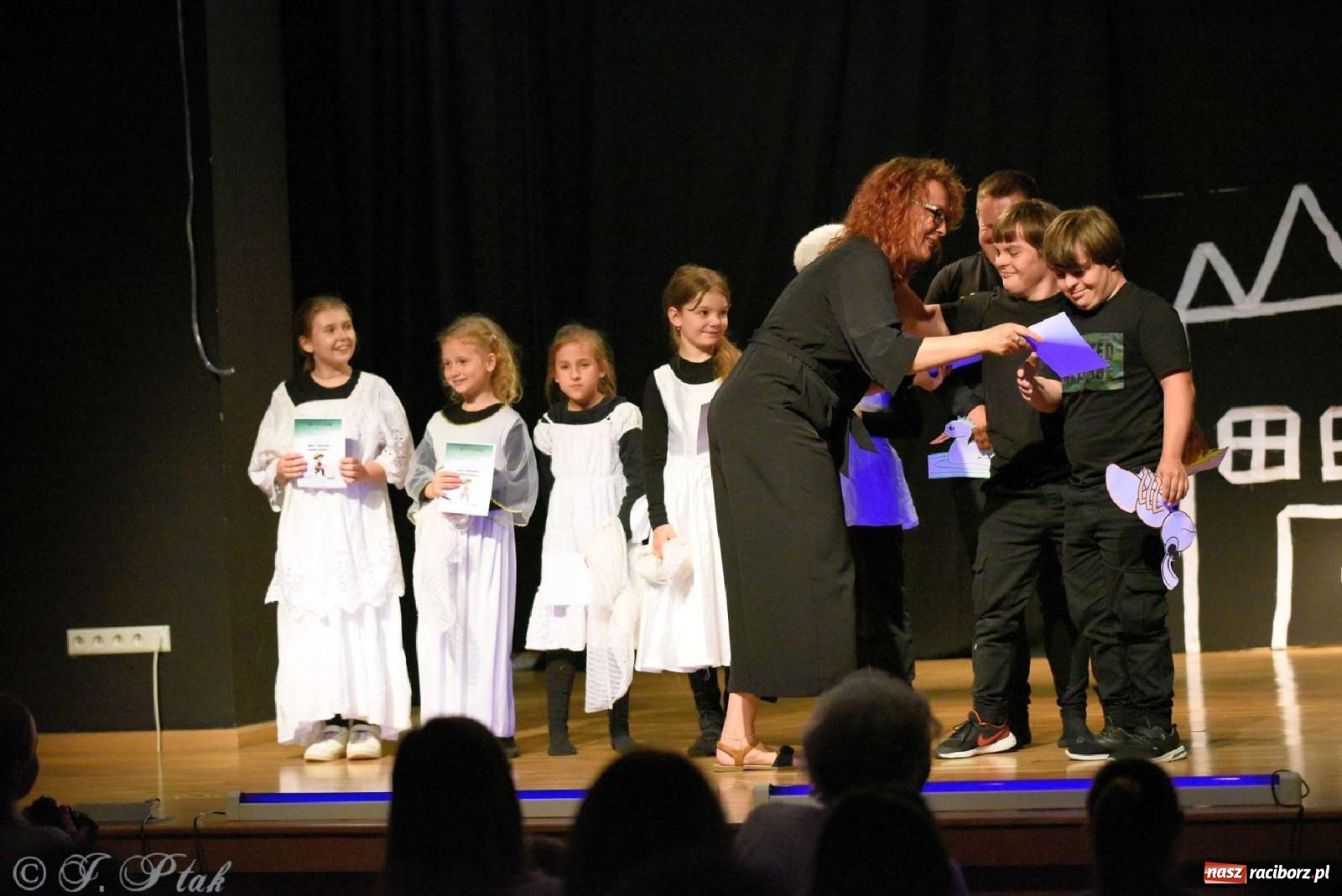 Zdjęcie w galerii na portalu naszraciborz.pl: Magiczny wieczór teatralnych premier w MDK-u wiadomości z regionu