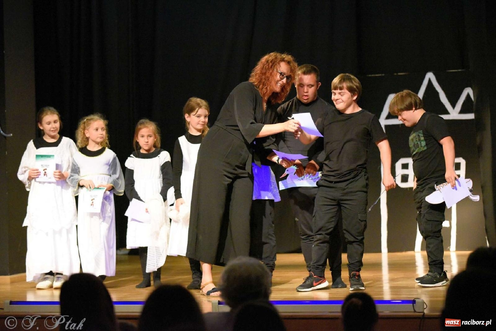 Zdjęcie w galerii na portalu naszraciborz.pl: Magiczny wieczór teatralnych premier w MDK-u wiadomości z regionu