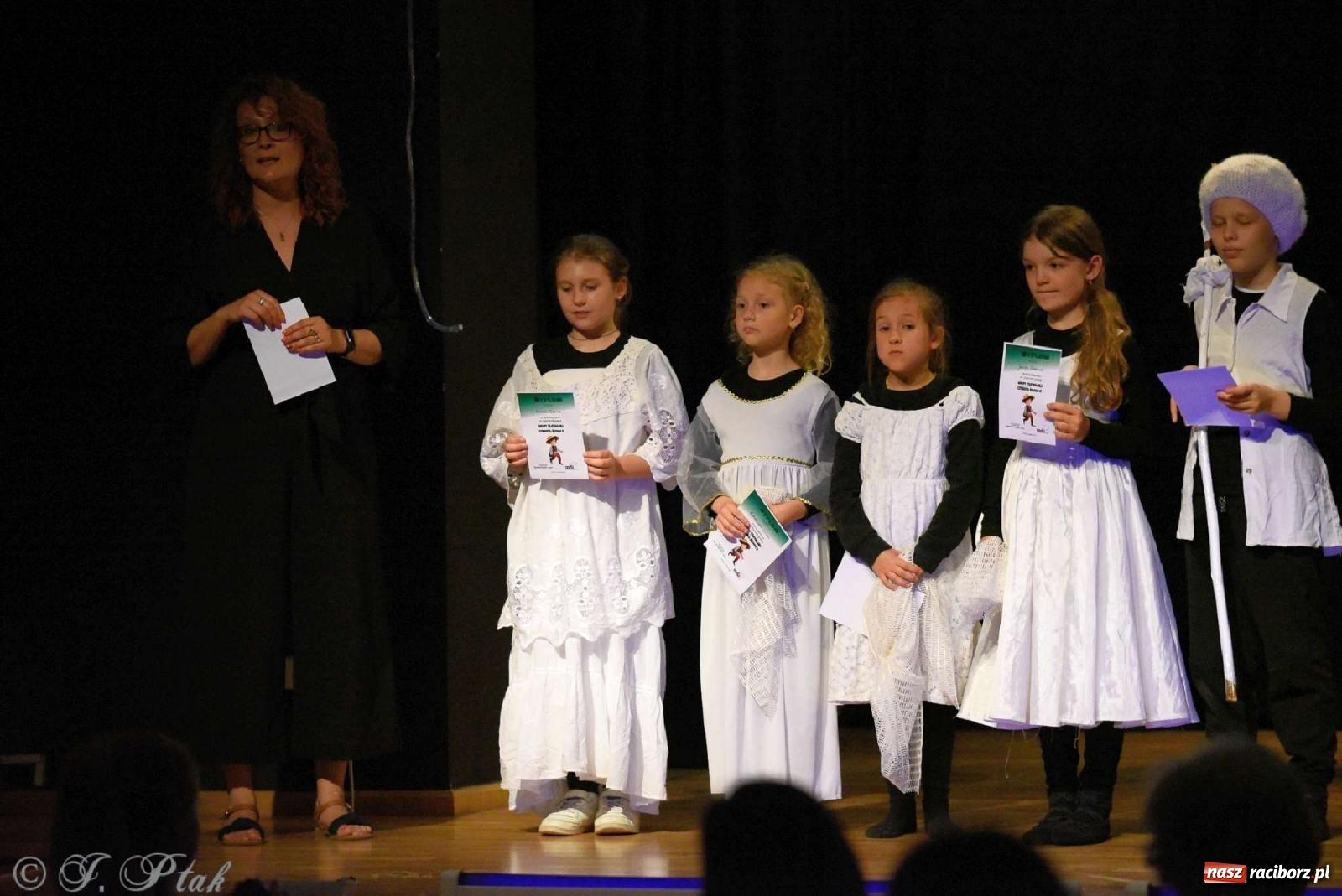 Zdjęcie w galerii na portalu naszraciborz.pl: Magiczny wieczór teatralnych premier w MDK-u wiadomości z regionu