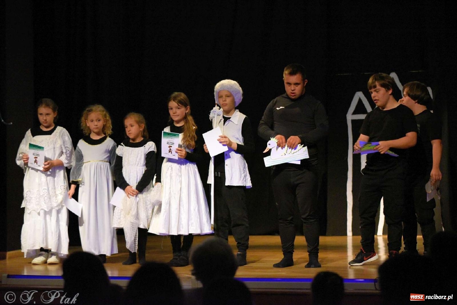 Zdjęcie w galerii na portalu naszraciborz.pl: Magiczny wieczór teatralnych premier w MDK-u wiadomości z regionu