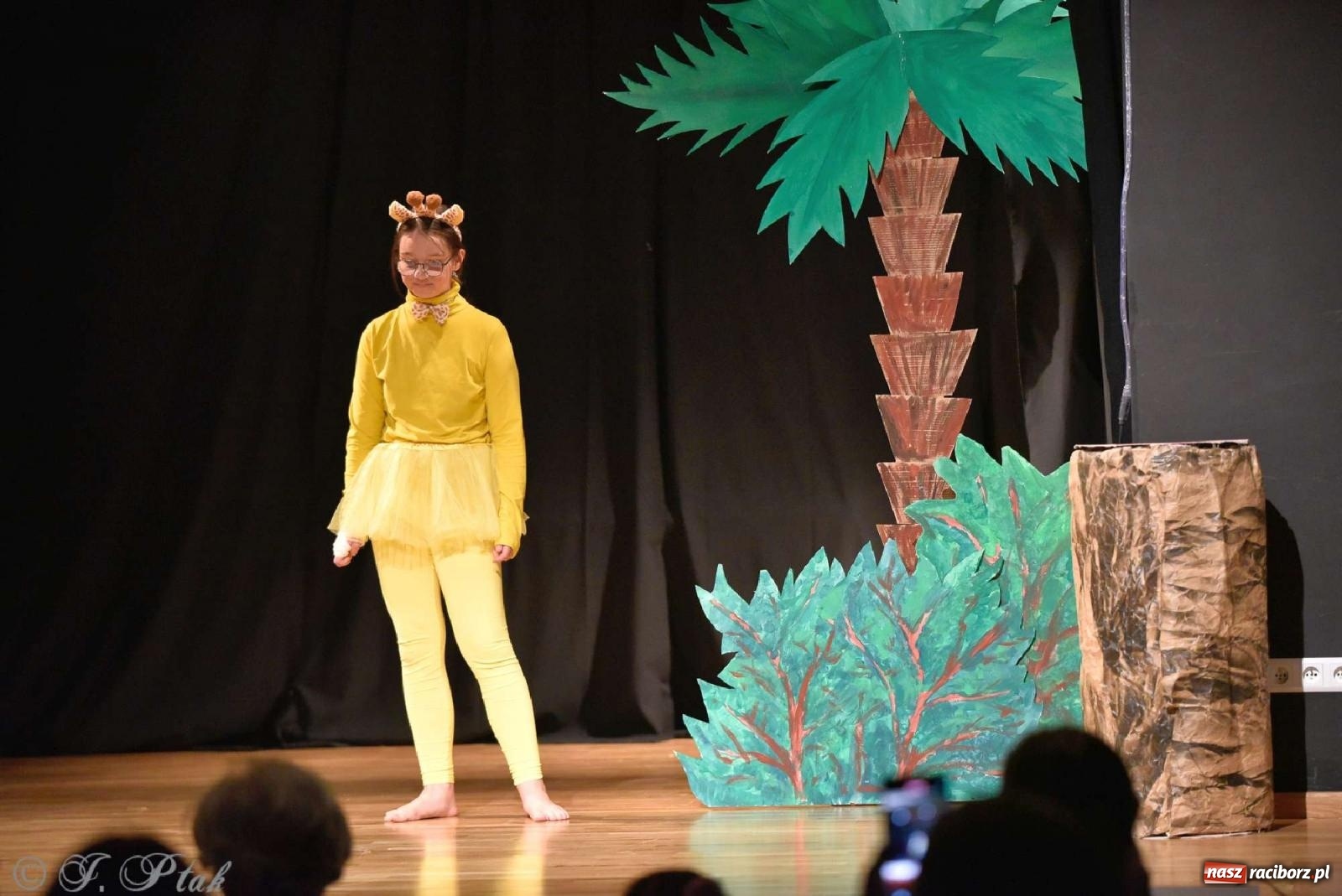 Zdjęcie w galerii na portalu naszraciborz.pl: Magiczny wieczór teatralnych premier w MDK-u wiadomości z regionu