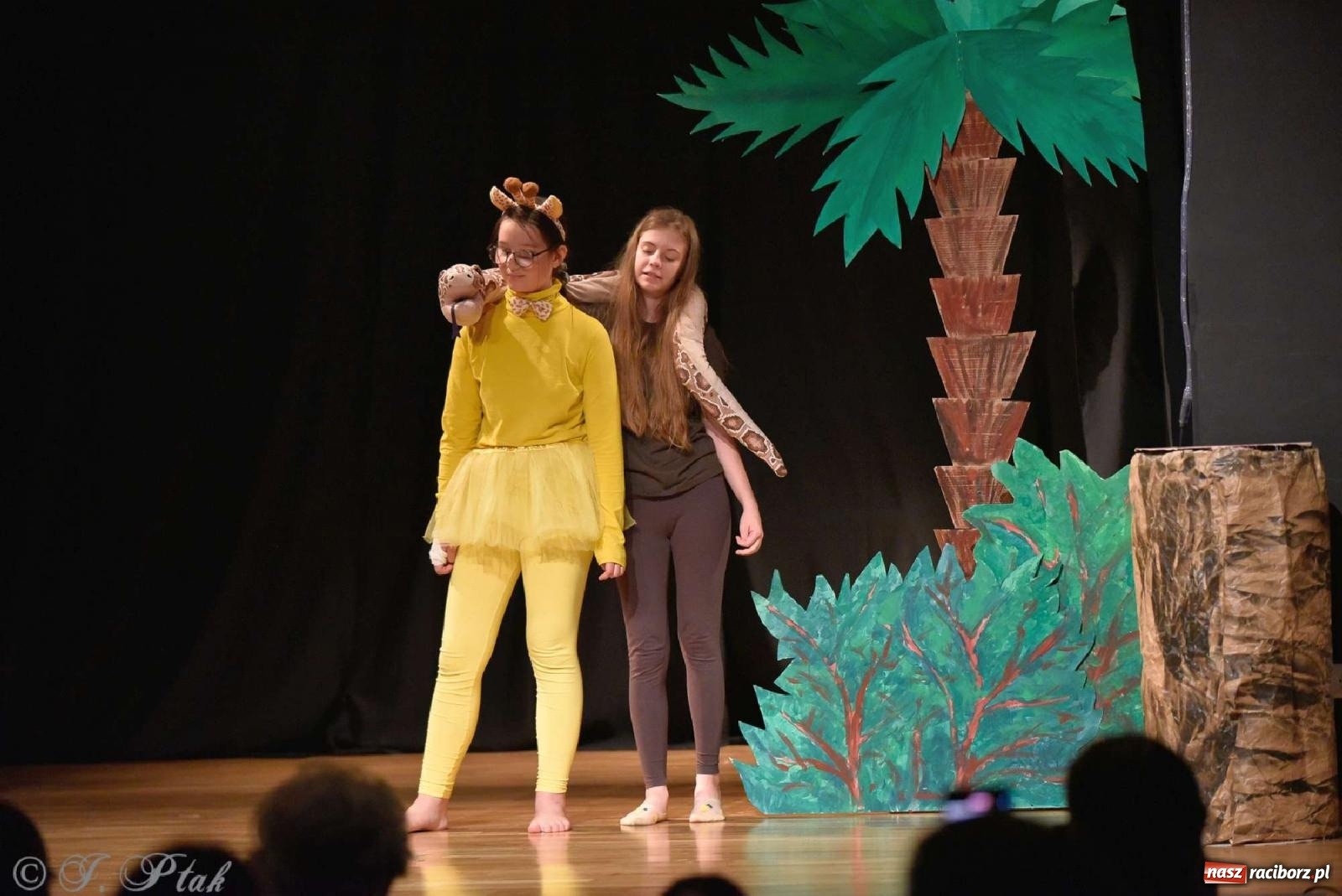 Zdjęcie w galerii na portalu naszraciborz.pl: Magiczny wieczór teatralnych premier w MDK-u wiadomości z regionu