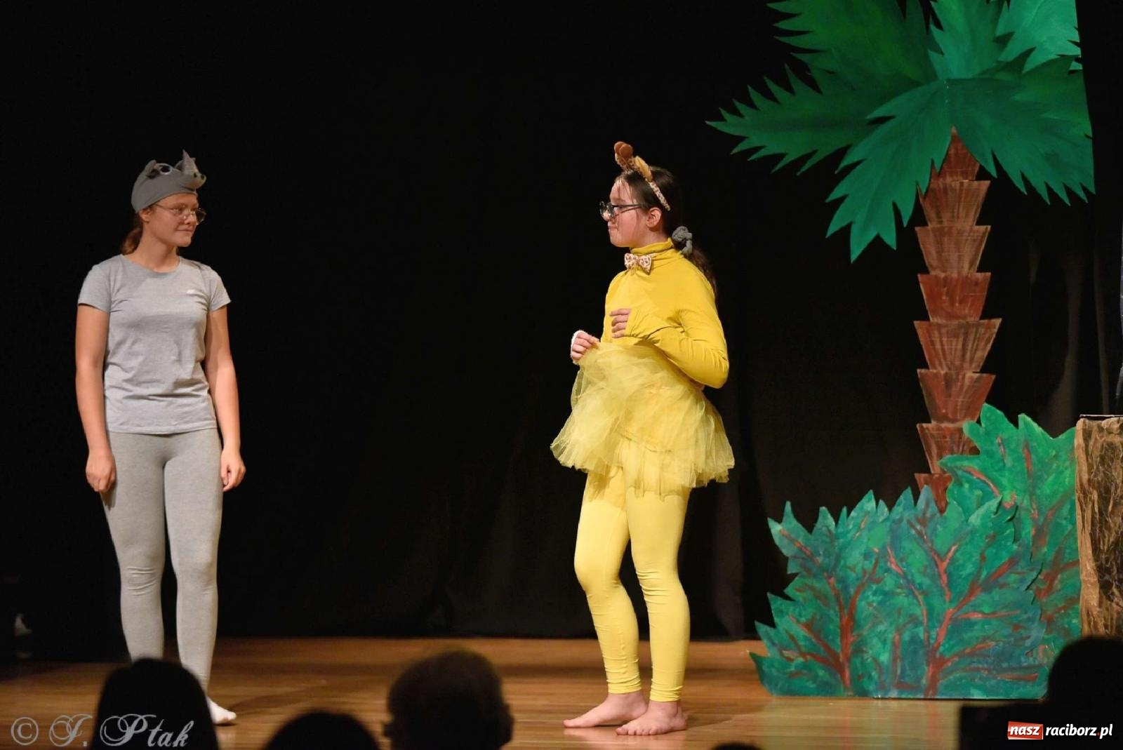 Zdjęcie w galerii na portalu naszraciborz.pl: Magiczny wieczór teatralnych premier w MDK-u wiadomości z regionu