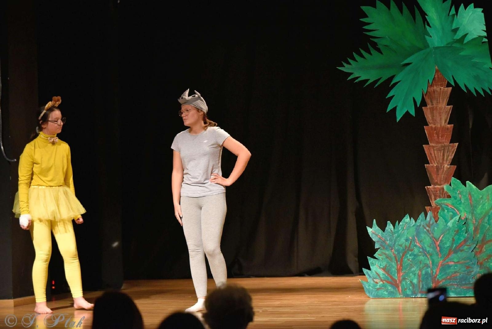 Zdjęcie w galerii na portalu naszraciborz.pl: Magiczny wieczór teatralnych premier w MDK-u wiadomości z regionu