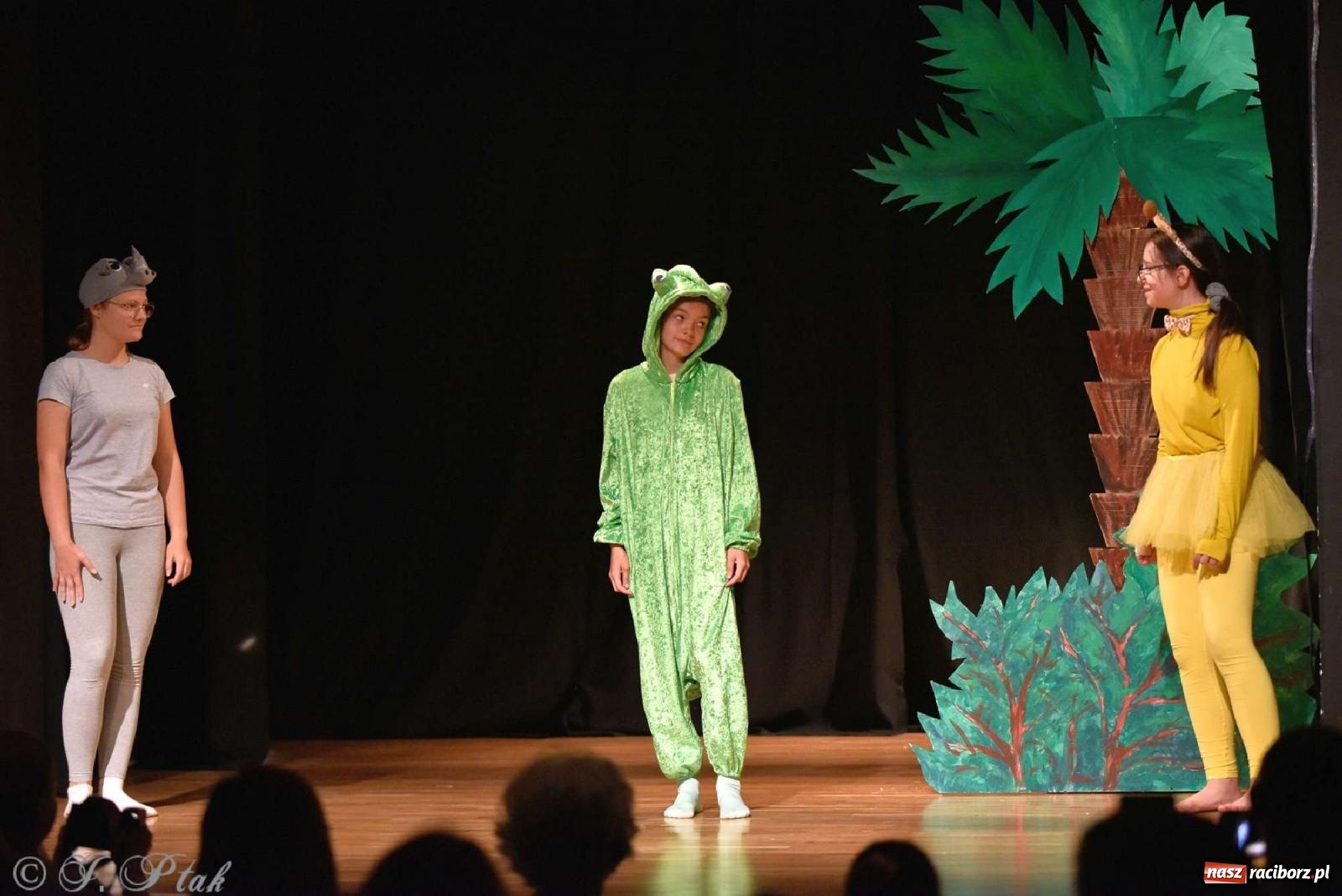 Zdjęcie w galerii na portalu naszraciborz.pl: Magiczny wieczór teatralnych premier w MDK-u wiadomości z regionu