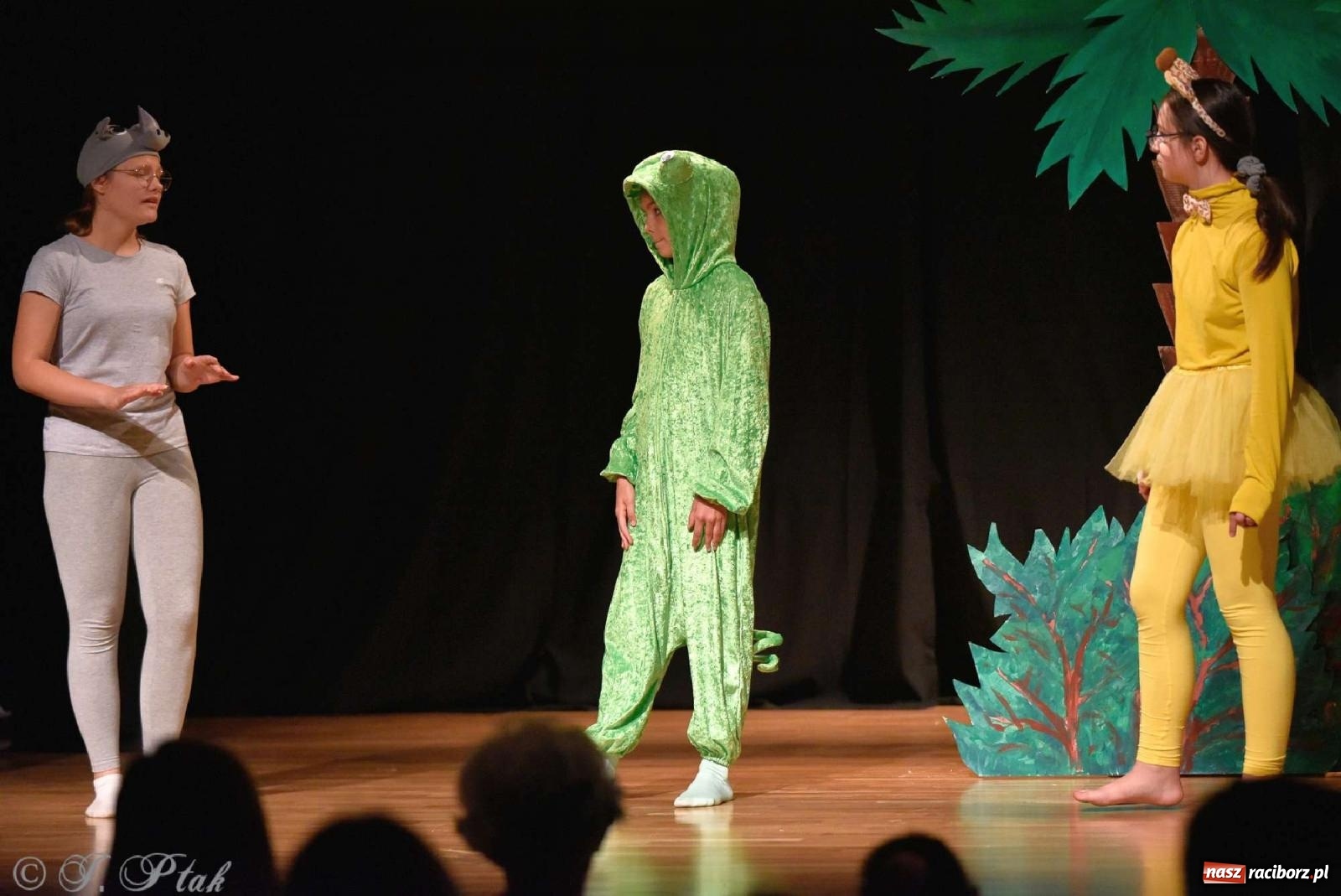 Zdjęcie w galerii na portalu naszraciborz.pl: Magiczny wieczór teatralnych premier w MDK-u wiadomości z regionu