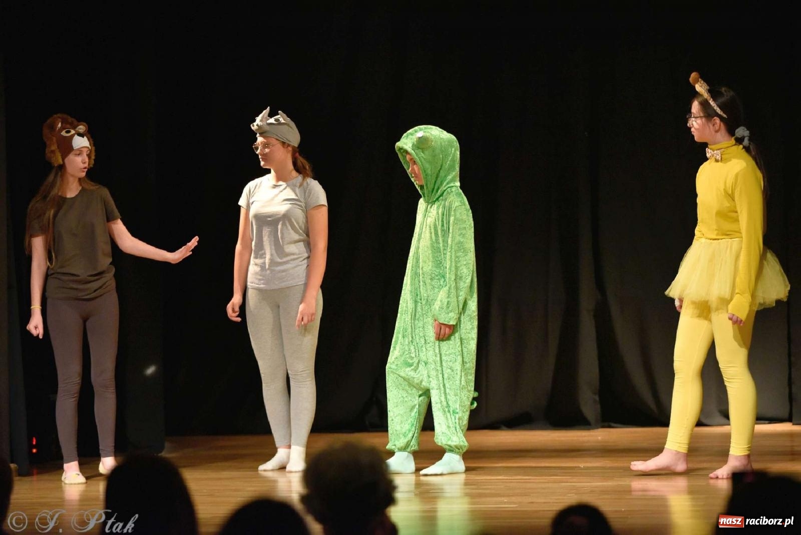 Zdjęcie w galerii na portalu naszraciborz.pl: Magiczny wieczór teatralnych premier w MDK-u wiadomości z regionu