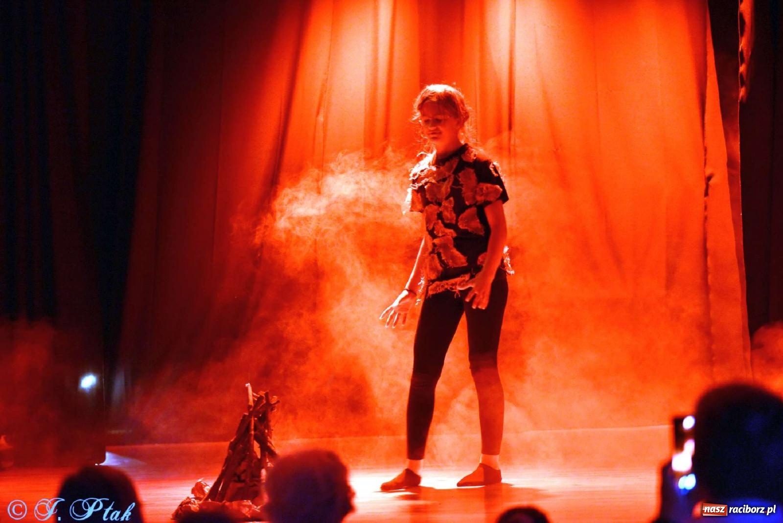 Zdjęcie w galerii na portalu naszraciborz.pl: Magiczny wieczór teatralnych premier w MDK-u wiadomości z regionu