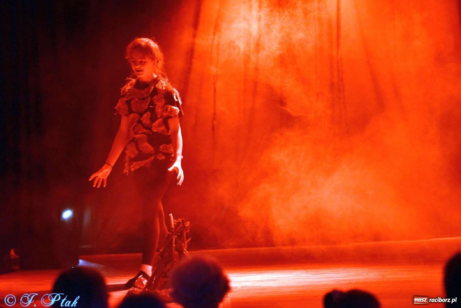 Zdjęcie w galerii na portalu naszraciborz.pl: Magiczny wieczór teatralnych premier w MDK-u wiadomości z regionu