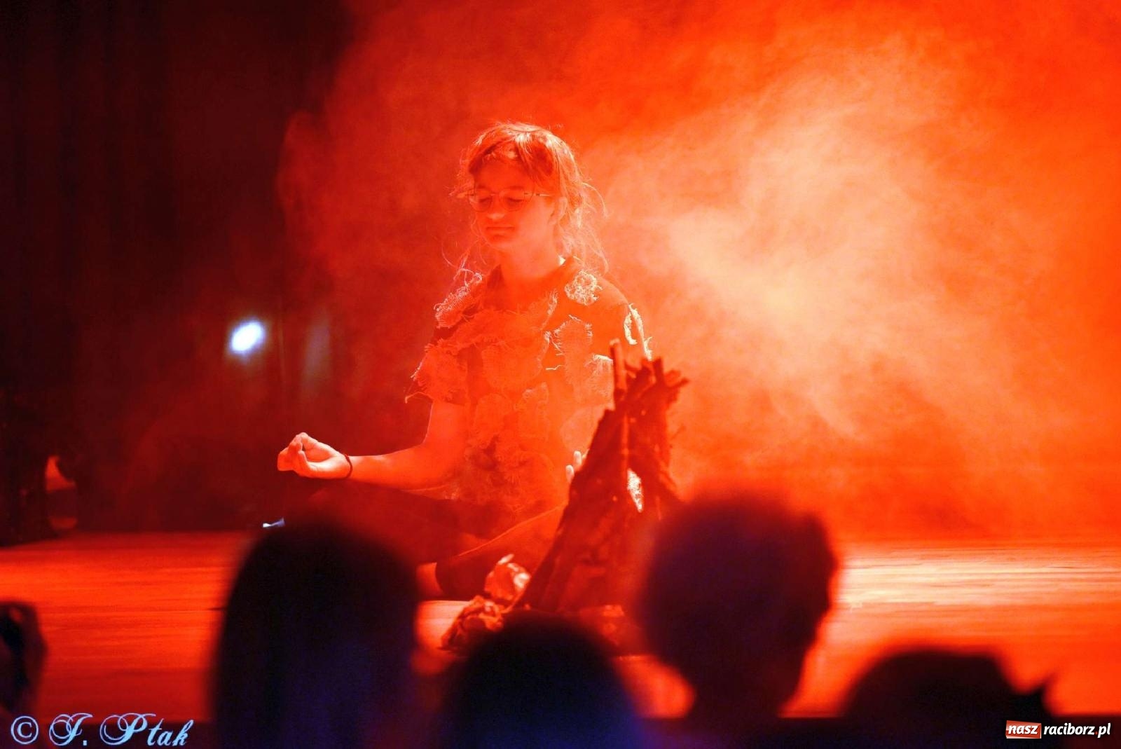 Zdjęcie w galerii na portalu naszraciborz.pl: Magiczny wieczór teatralnych premier w MDK-u wiadomości z regionu