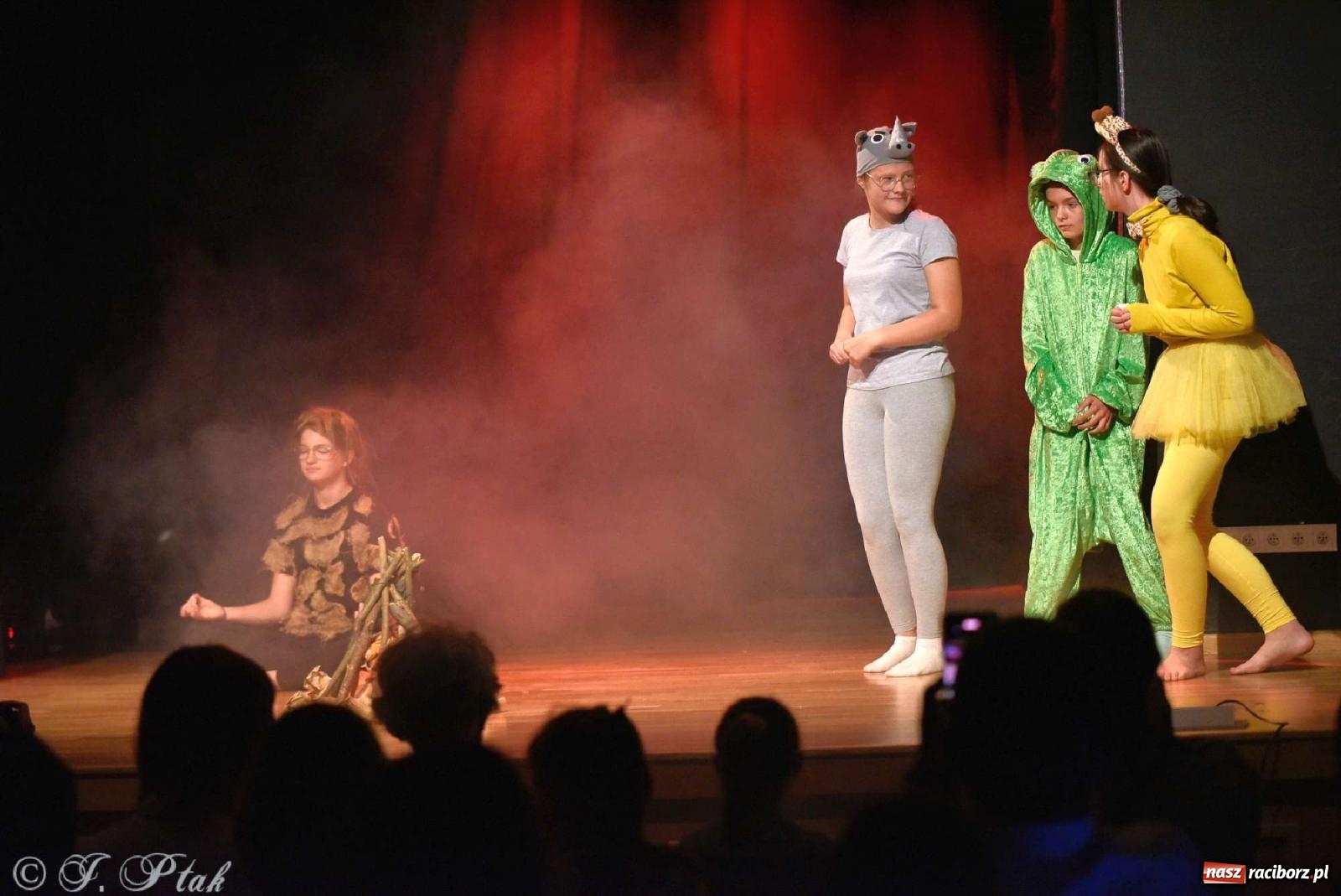 Zdjęcie w galerii na portalu naszraciborz.pl: Magiczny wieczór teatralnych premier w MDK-u wiadomości z regionu