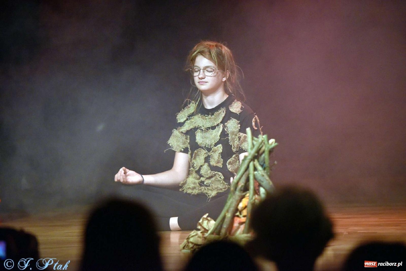 Zdjęcie w galerii na portalu naszraciborz.pl: Magiczny wieczór teatralnych premier w MDK-u wiadomości z regionu