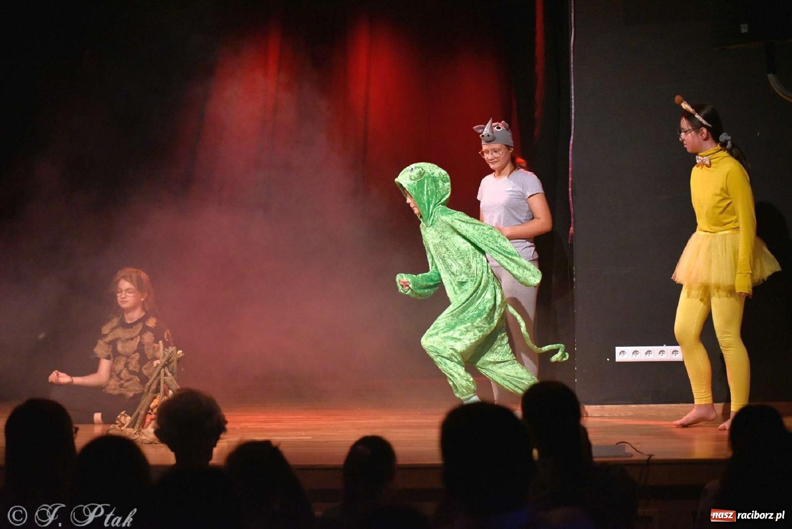 Zdjęcie w galerii na portalu naszraciborz.pl: Magiczny wieczór teatralnych premier w MDK-u wiadomości z regionu