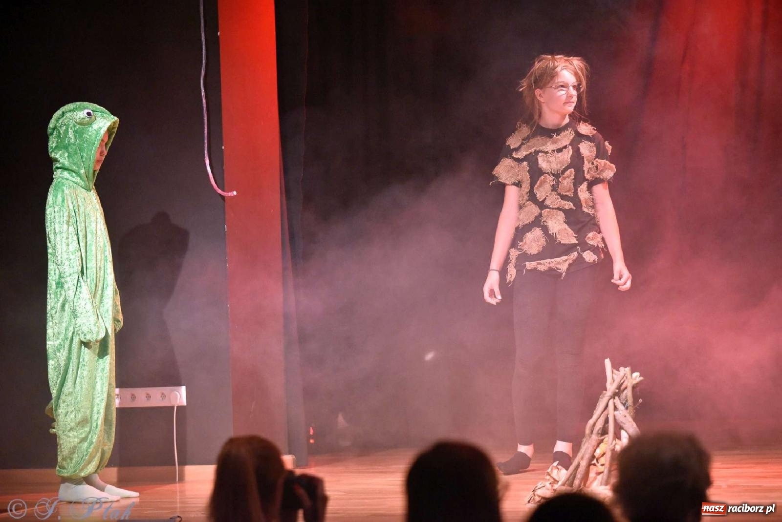 Zdjęcie w galerii na portalu naszraciborz.pl: Magiczny wieczór teatralnych premier w MDK-u wiadomości z regionu