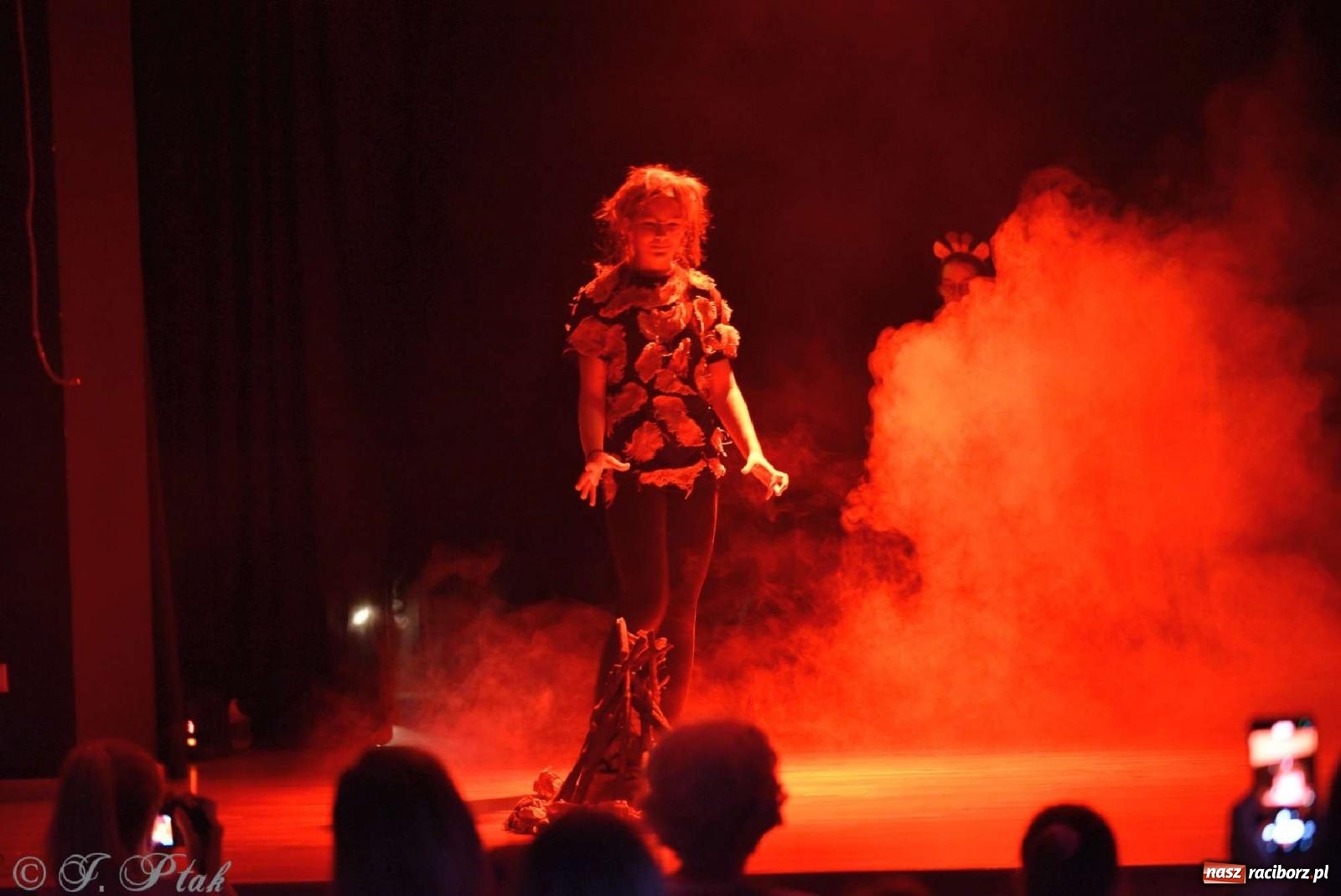 Zdjęcie w galerii na portalu naszraciborz.pl: Magiczny wieczór teatralnych premier w MDK-u wiadomości z regionu