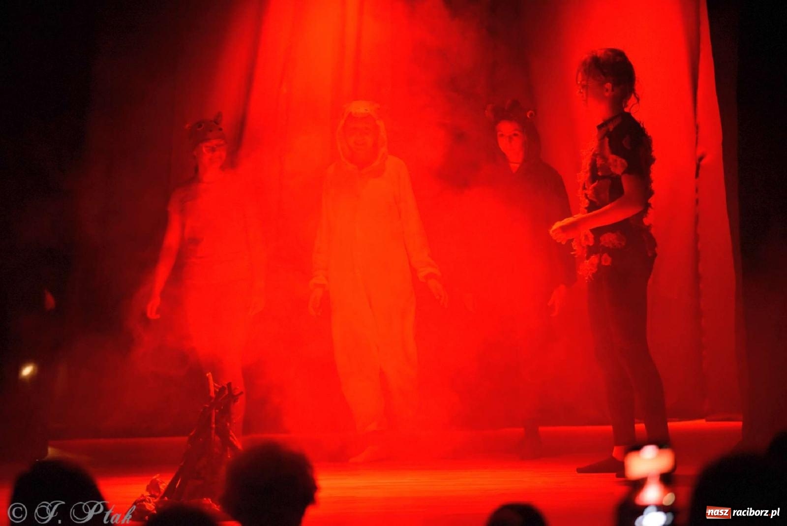 Zdjęcie w galerii na portalu naszraciborz.pl: Magiczny wieczór teatralnych premier w MDK-u wiadomości z regionu