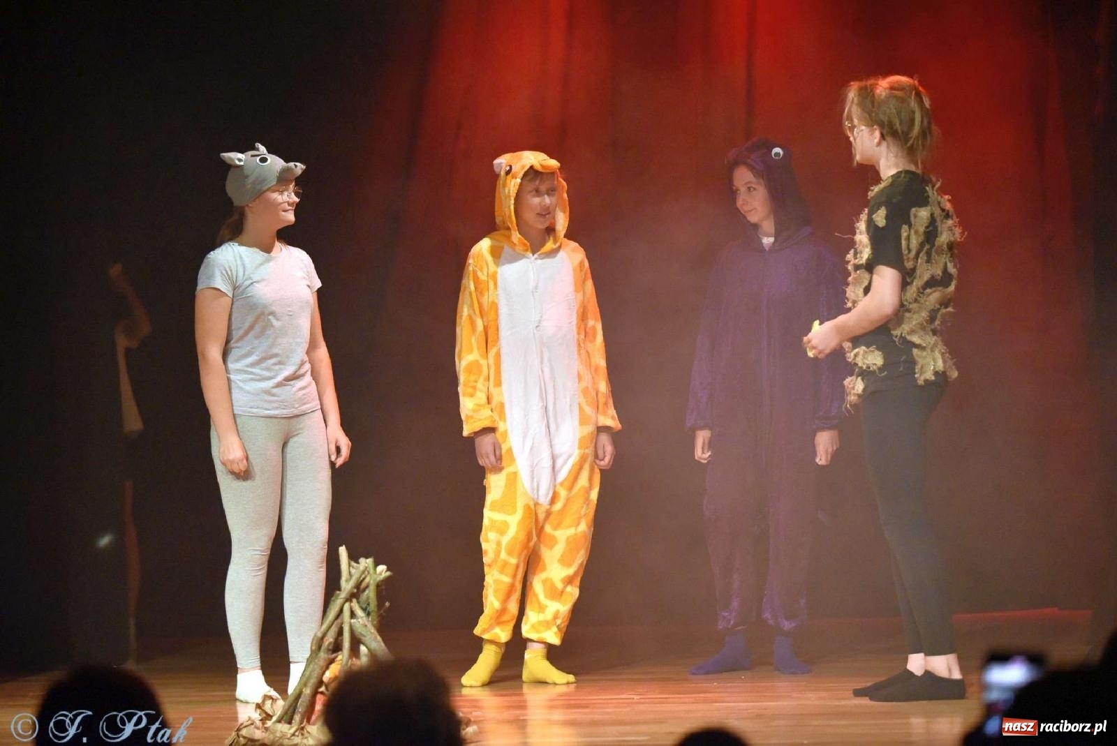 Zdjęcie w galerii na portalu naszraciborz.pl: Magiczny wieczór teatralnych premier w MDK-u wiadomości z regionu