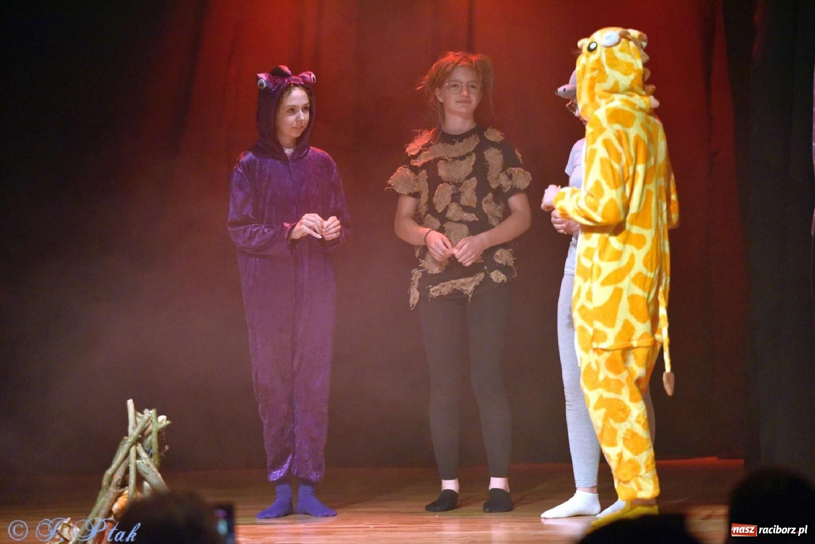 Zdjęcie w galerii na portalu naszraciborz.pl: Magiczny wieczór teatralnych premier w MDK-u wiadomości z regionu