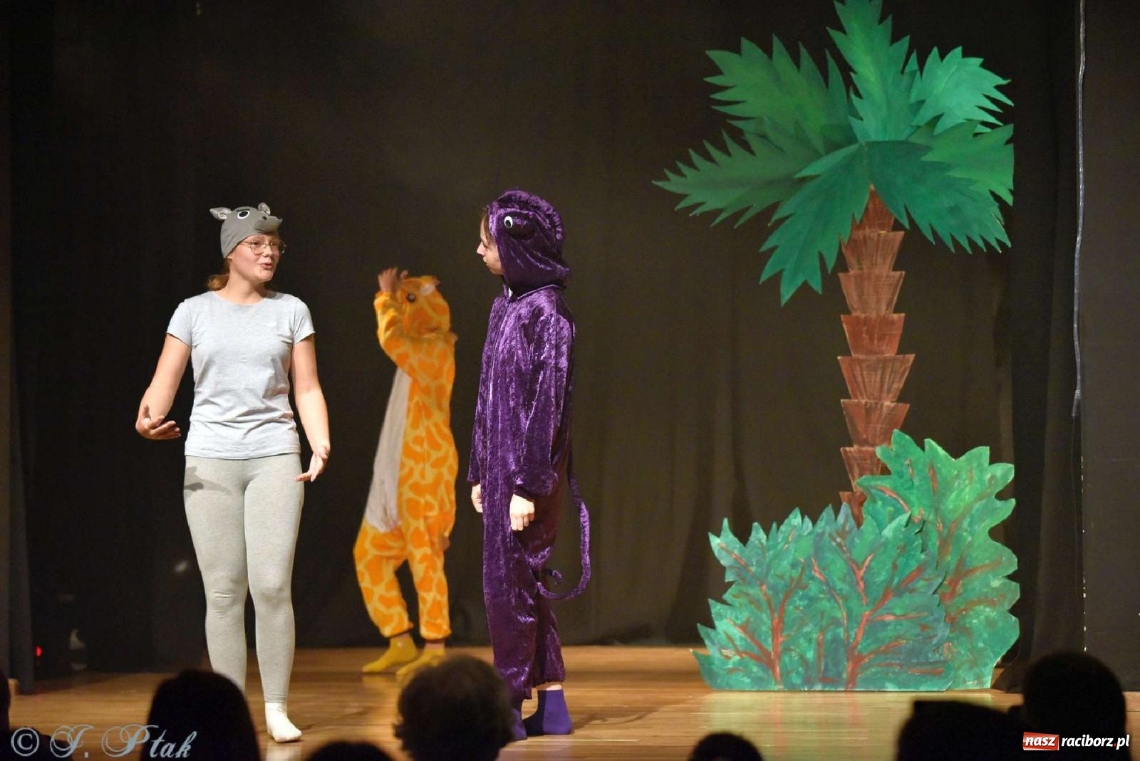 Zdjęcie w galerii na portalu naszraciborz.pl: Magiczny wieczór teatralnych premier w MDK-u wiadomości z regionu