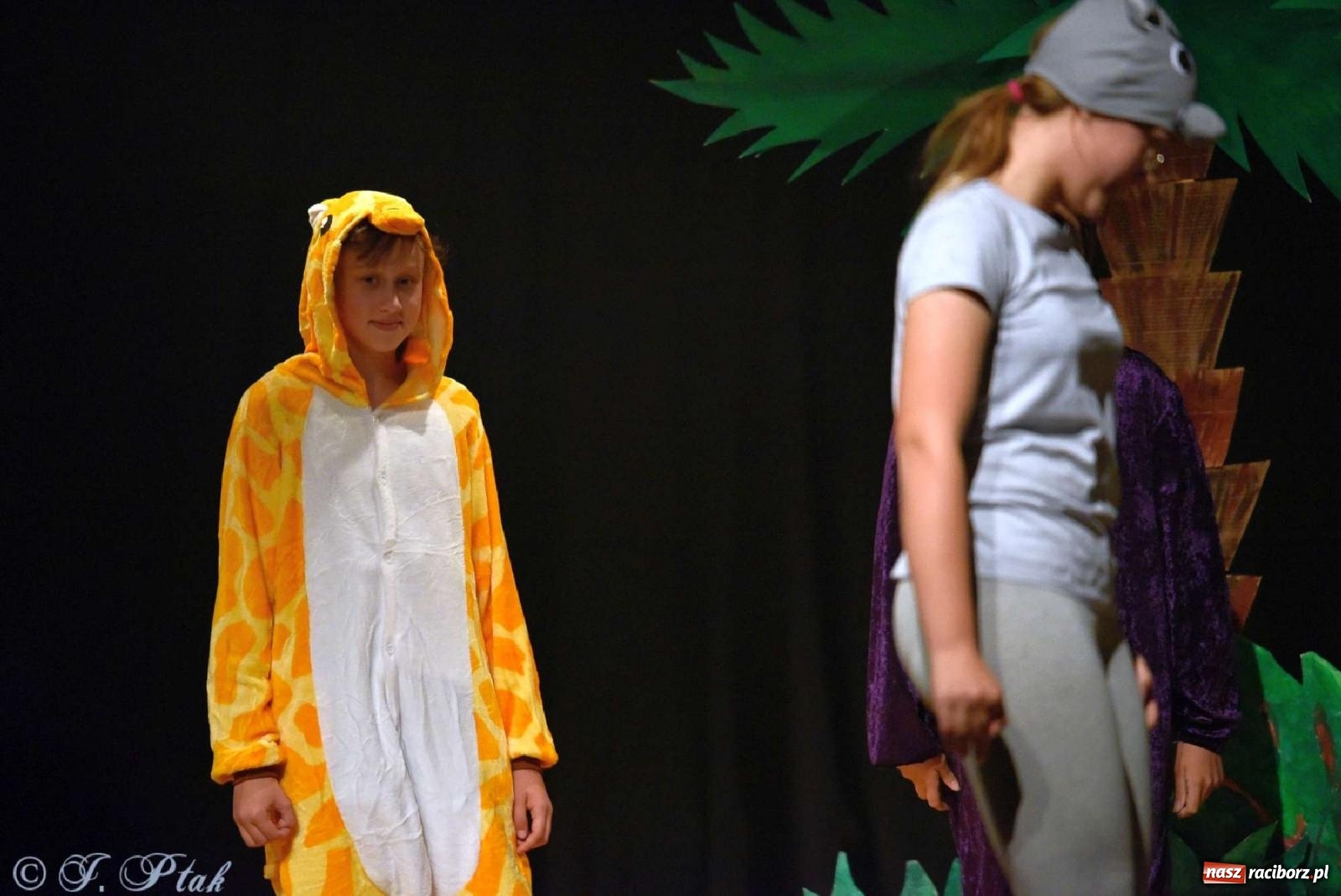 Zdjęcie w galerii na portalu naszraciborz.pl: Magiczny wieczór teatralnych premier w MDK-u wiadomości z regionu