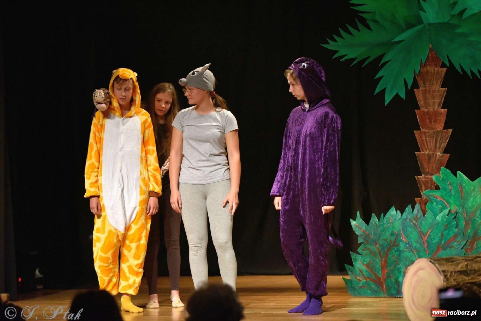 Zdjęcie w galerii na portalu naszraciborz.pl: Magiczny wieczór teatralnych premier w MDK-u wiadomości z regionu