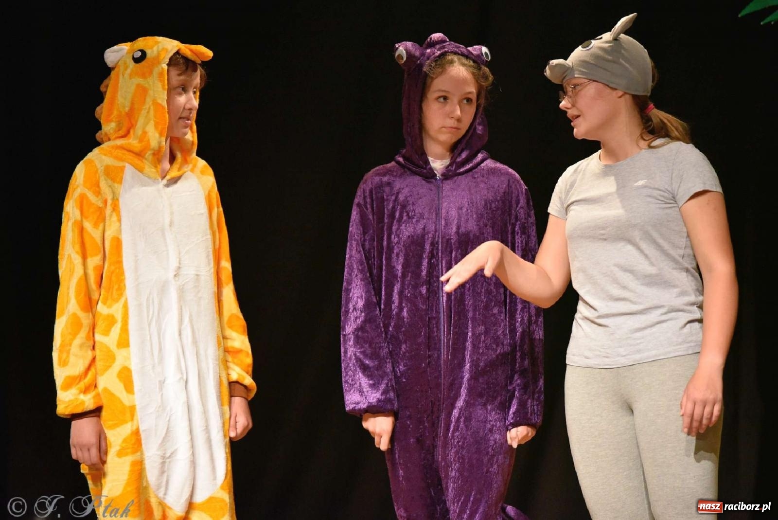 Zdjęcie w galerii na portalu naszraciborz.pl: Magiczny wieczór teatralnych premier w MDK-u wiadomości z regionu