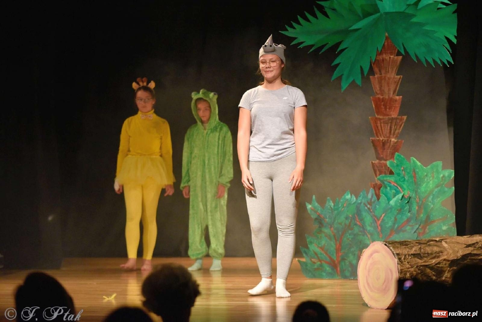 Zdjęcie w galerii na portalu naszraciborz.pl: Magiczny wieczór teatralnych premier w MDK-u wiadomości z regionu