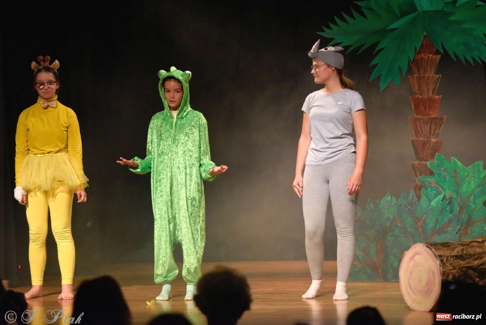 Zdjęcie w galerii na portalu naszraciborz.pl: Magiczny wieczór teatralnych premier w MDK-u wiadomości z regionu