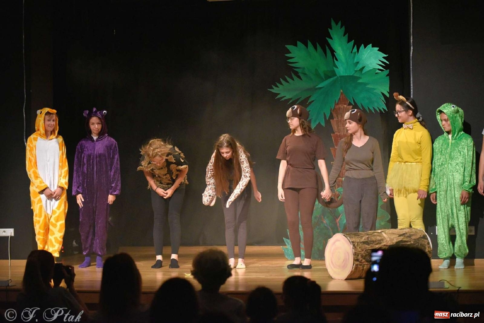 Zdjęcie w galerii na portalu naszraciborz.pl: Magiczny wieczór teatralnych premier w MDK-u wiadomości z regionu