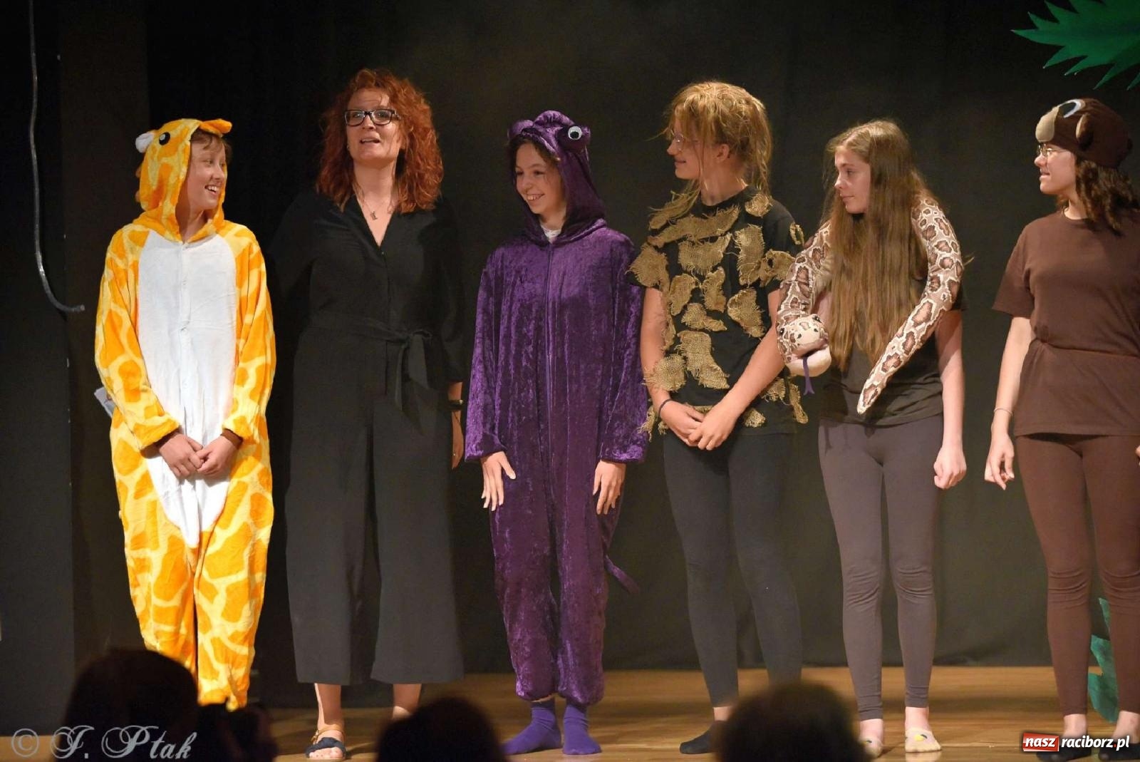 Zdjęcie w galerii na portalu naszraciborz.pl: Magiczny wieczór teatralnych premier w MDK-u wiadomości z regionu