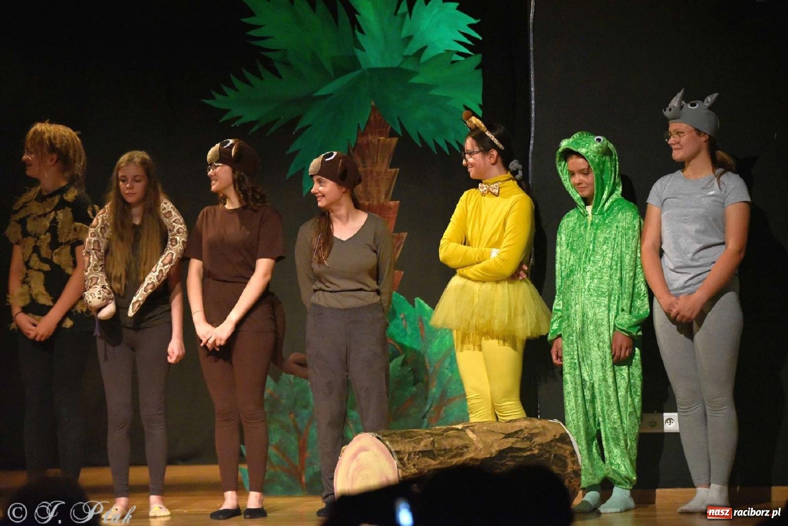 Zdjęcie w galerii na portalu naszraciborz.pl: Magiczny wieczór teatralnych premier w MDK-u wiadomości z regionu