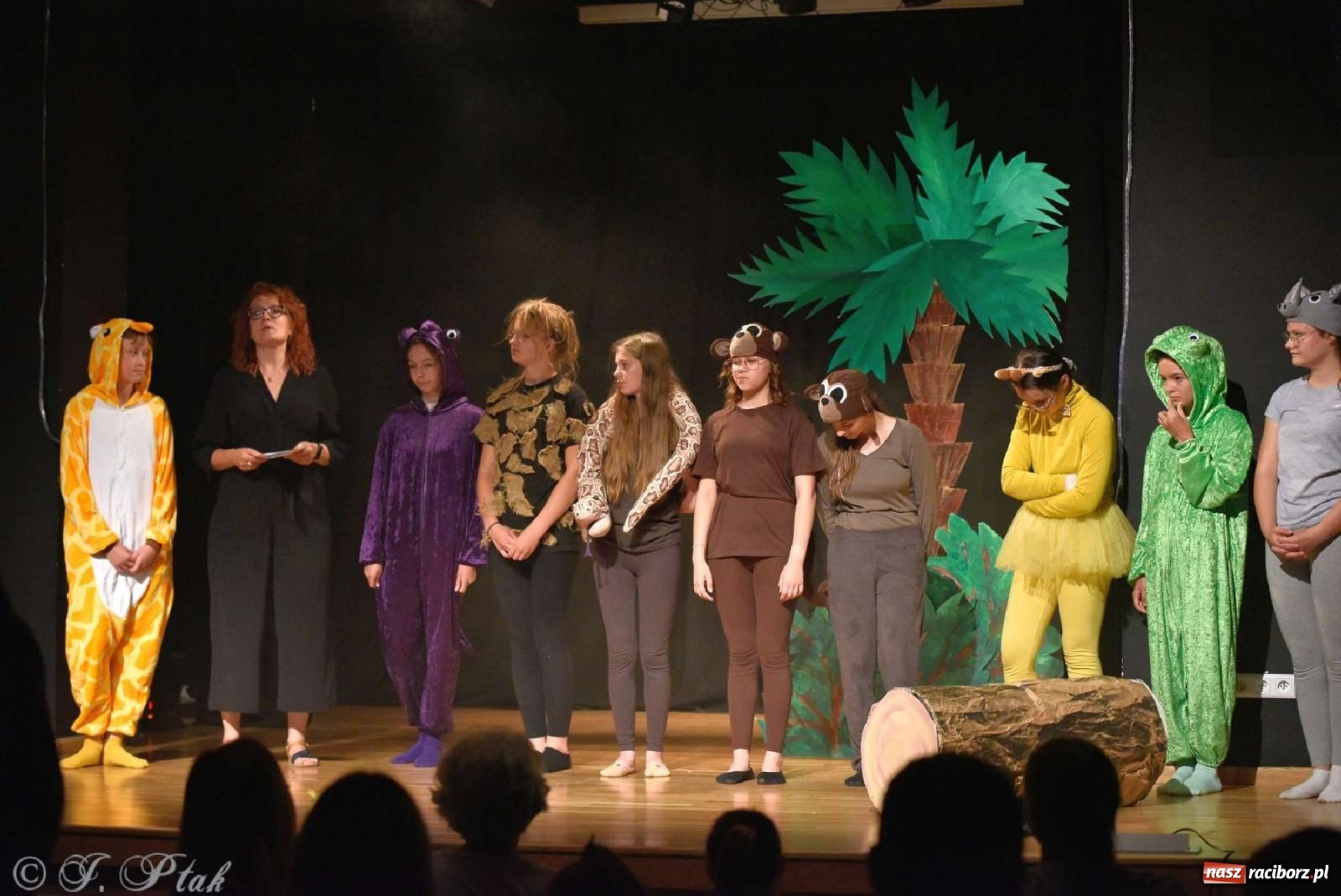 Zdjęcie w galerii na portalu naszraciborz.pl: Magiczny wieczór teatralnych premier w MDK-u wiadomości z regionu