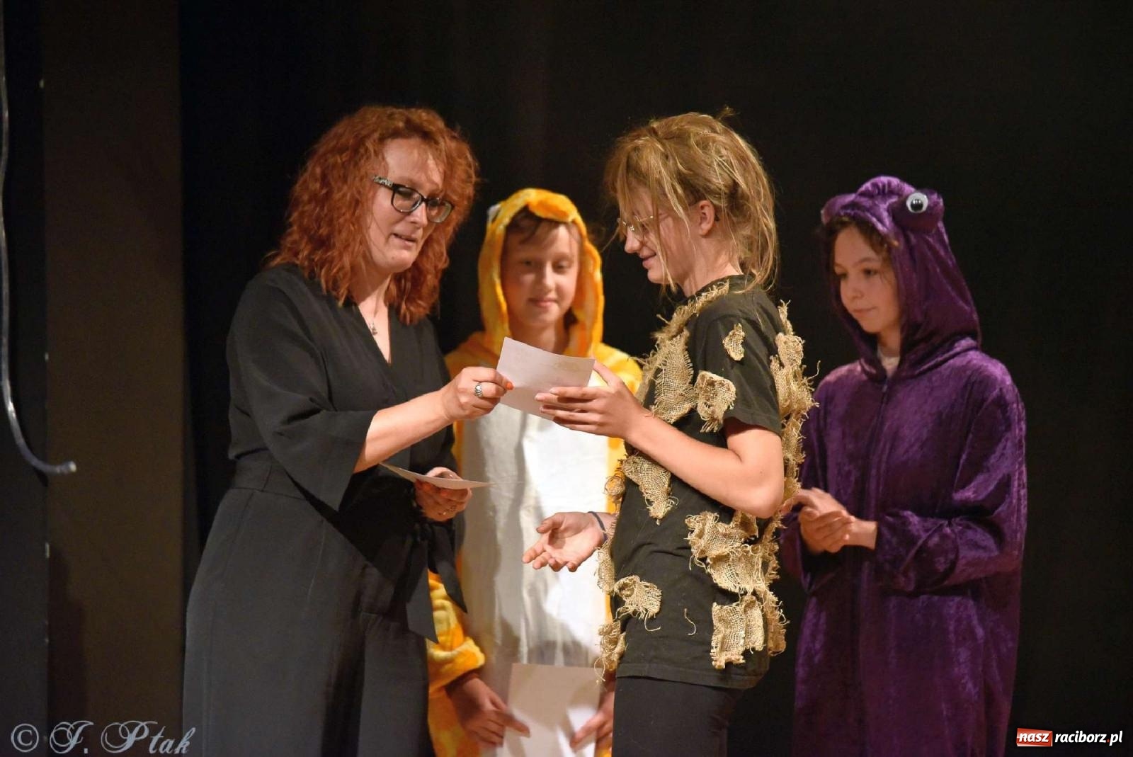 Zdjęcie w galerii na portalu naszraciborz.pl: Magiczny wieczór teatralnych premier w MDK-u wiadomości z regionu