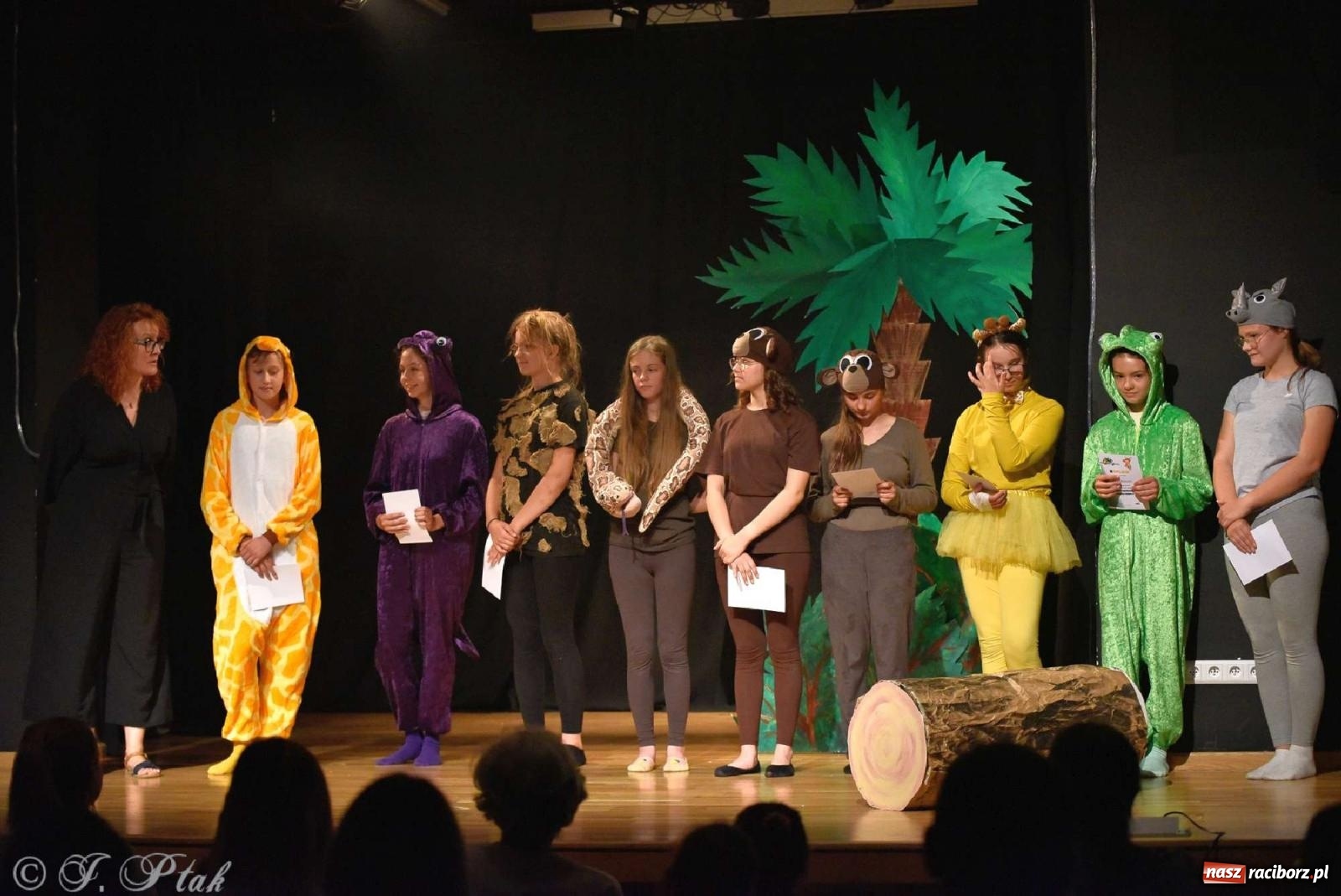 Zdjęcie w galerii na portalu naszraciborz.pl: Magiczny wieczór teatralnych premier w MDK-u wiadomości z regionu